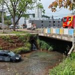 Colisão entre carros faz veículo de aplicativo cair no Rio Lonqueador em Vila Nova Imagem relativa a Colisão entre carros faz veículo de aplicativo cair no Rio Lonqueador em Vila Nova