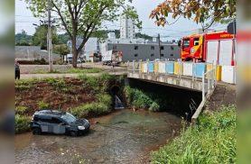 Colisão entre carros faz veículo de aplicativo cair no Rio Lonqueador em Vila Nova
