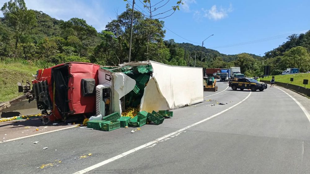Acidente com caminhão carregado de laranjas bloqueia BR-376 Imagem referente a Acidente com caminhão carregado de laranjas bloqueia BR-376