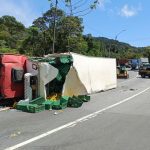 Imagem relativa a Acidente com caminhão carregado de laranjas bloqueia BR-376
