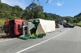 Acidente com caminhão carregado de laranjas bloqueia BR-376