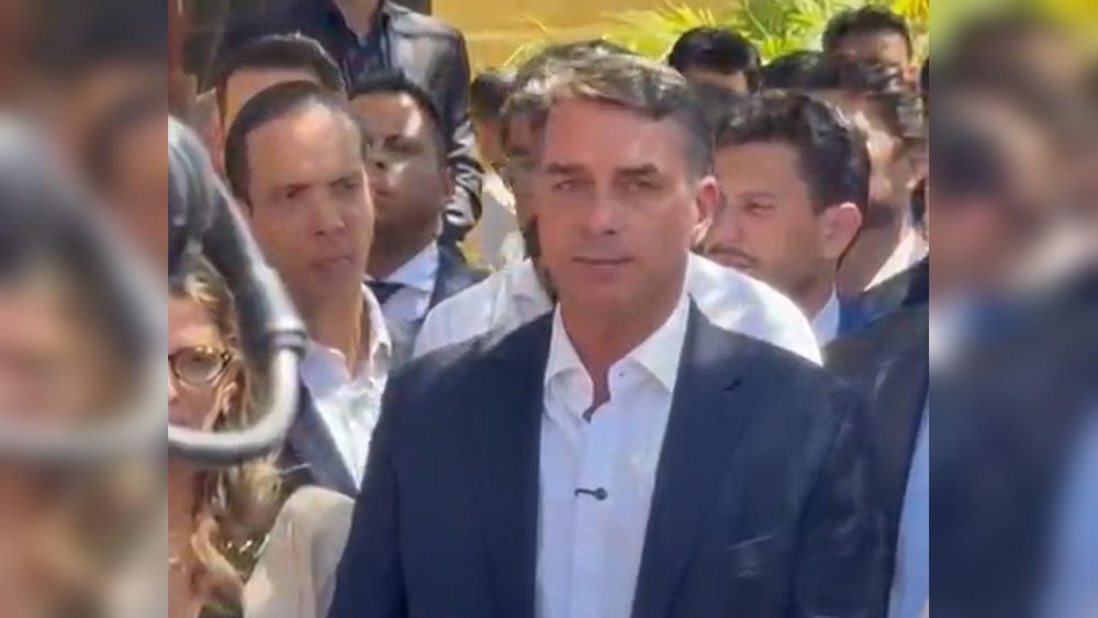 Imagem referente a Flávio Bolsonaro promete acabar com a reeleição presidencial se for eleito