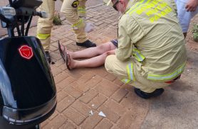 Mulher cai de moto elétrica na Rua Adolfo Garcia