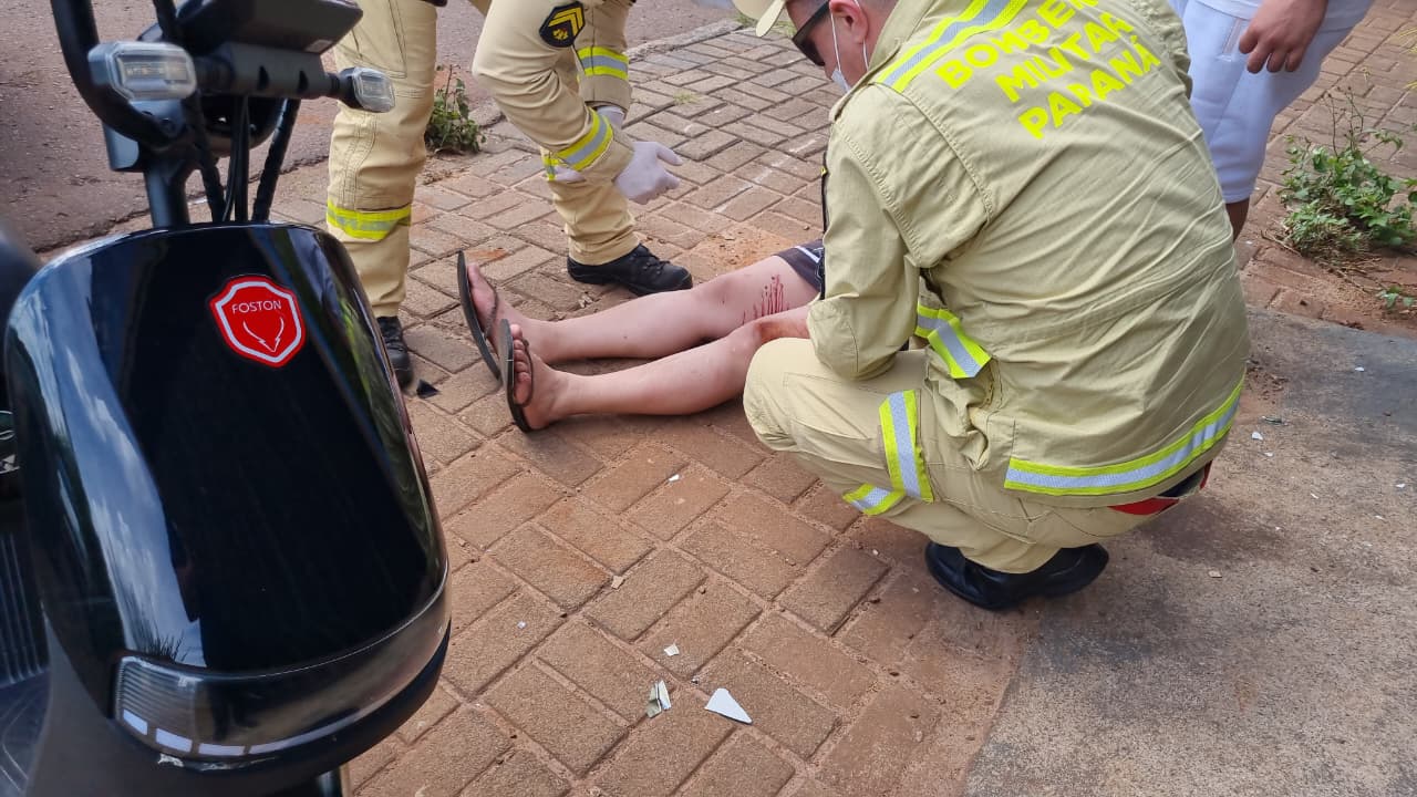 Mulher cai de moto elétrica na Rua Adolfo Garcia