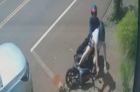Câmera registra queda de dupla em moto elétrica no Bairro Brasmadeira em Cascavel