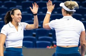 Dupla de Stefani bate campeãs olímpicas e avança à semi em Pequim Dupla de Stefani bate campeãs olímpicas e avança à semi em Pequim