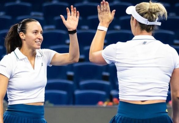 Dupla de Stefani bate campeãs olímpicas e avança à semi em Pequim
