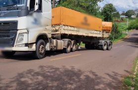 Carreta carregada com 35 toneladas de calcário não vence subida na Rua Veneza