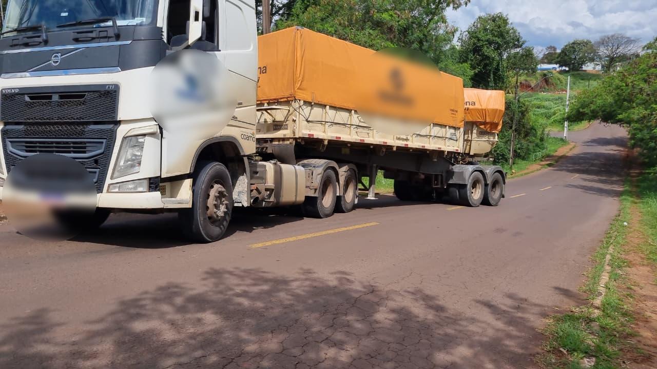 Carreta carregada com 35 toneladas de calcário não vence subida na Rua Veneza