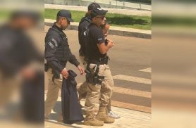Homem é retirado do STF após tentar entrar dizendo ser "imperador" Homem é retirado do STF após tentar entrar dizendo ser "imperador"