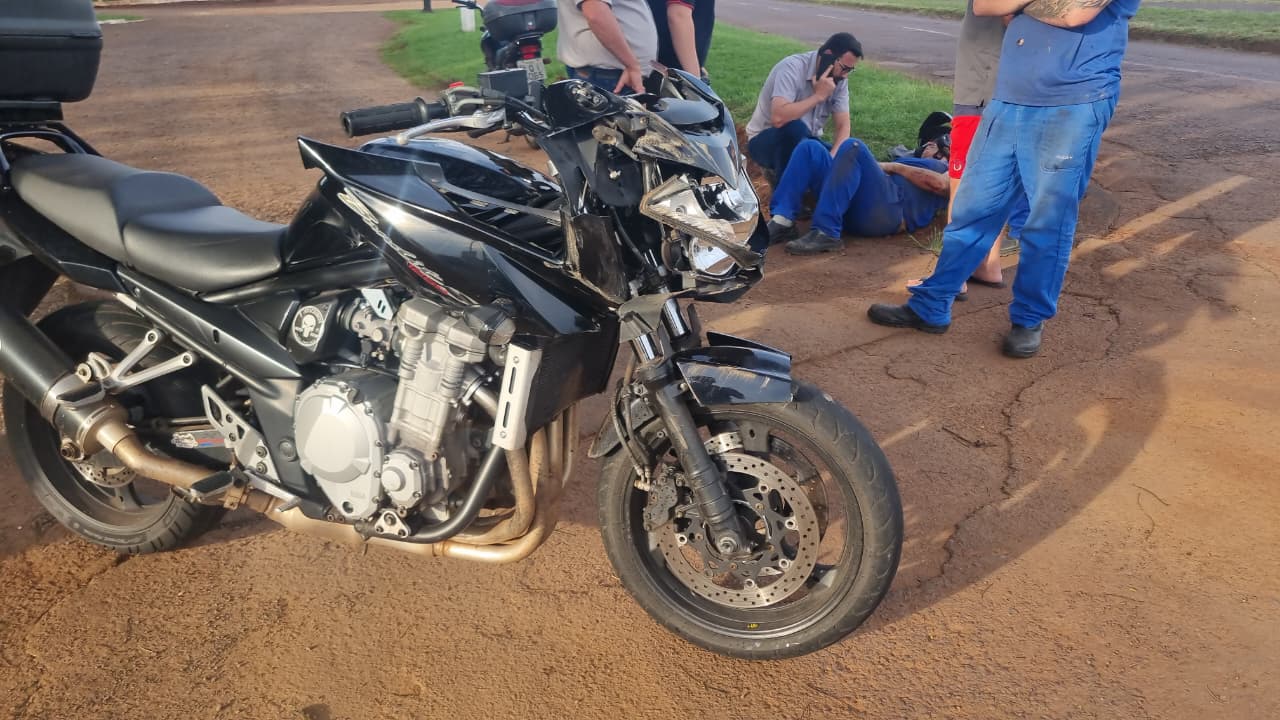 Motociclista fica ferido após colisão com Classic no Bairro Esmeralda, em Cascavel
