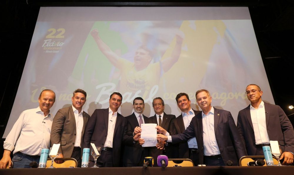 Imagem referente a Flávio Bolsonaro recebe apoio de governadores eleitos e Cury