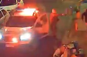 Perseguição policial termina em tiroteio com um morto e um detido; vídeo mostra ação