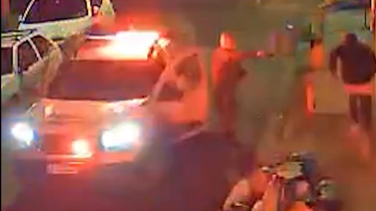 Perseguição policial termina em tiroteio com um morto e um detido; vídeo mostra ação