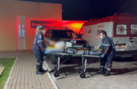 Filho bate em pai e mãe no Santa Cruz; SAMU é chamado na Delegacia Filho bate em pai e mãe no Santa Cruz; SAMU é chamado na Delegacia