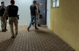Motorista de 35 anos é preso por embriaguez ao volante após capotar Renault Logan na PRc-467 Motorista de 35 anos é preso por embriaguez ao volante após capotar Renault Logan na PRc-467