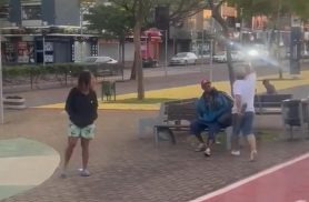 Homem em situação de rua é agredido com pedaço de madeira em Cascavel, relata testemunha Homem em situação de rua é agredido com pedaço de madeira em Cascavel, relata testemunha