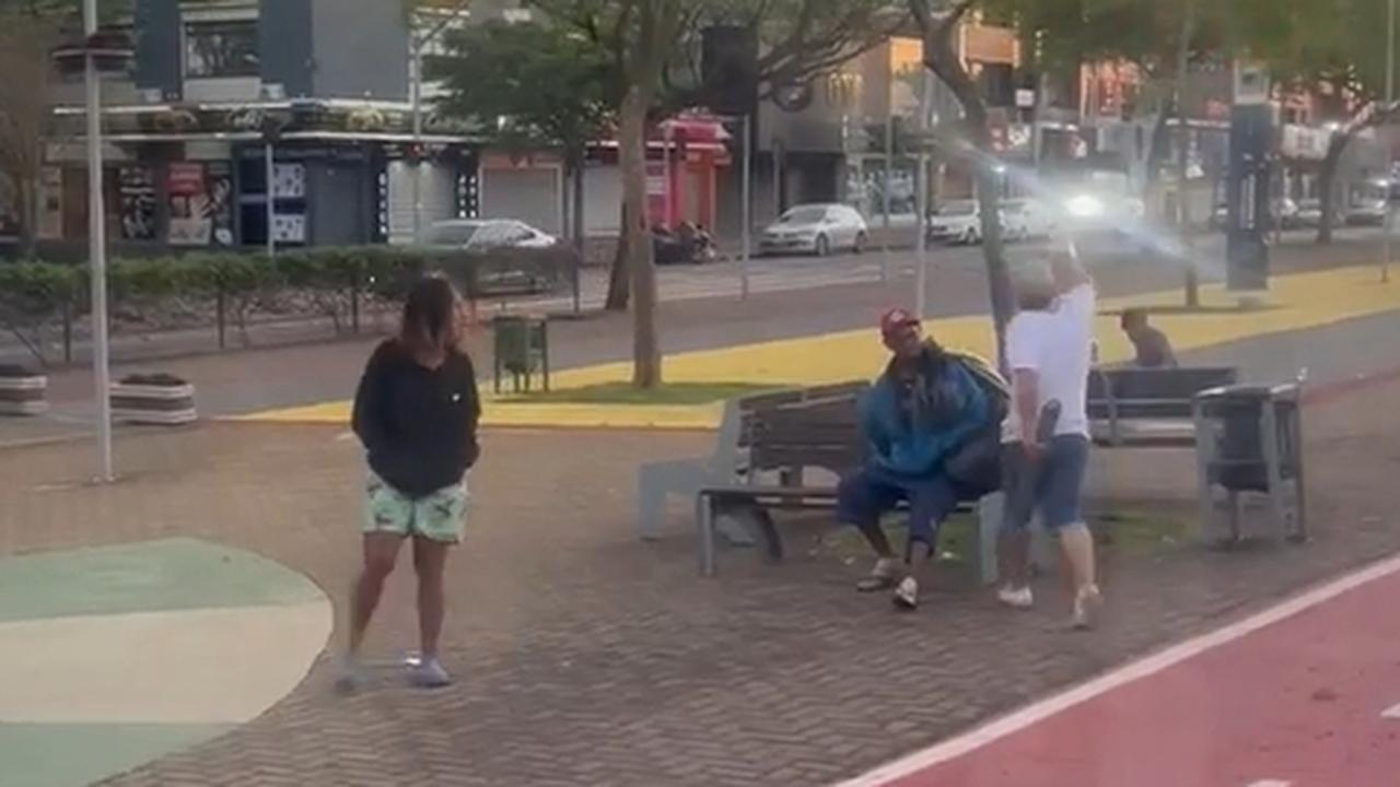 Homem em situação de rua é agredido com pedaço de madeira em Cascavel, relata testemunha