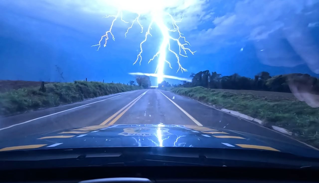 Impressionante! Câmera de viatura da PRF registra raio na BR-272, em Terra Roxa (PR)