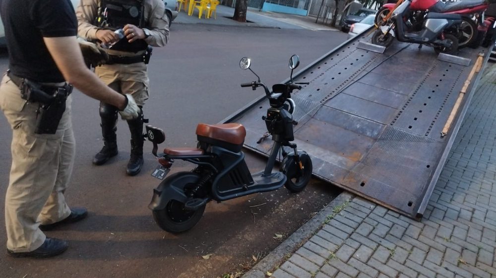 Patinetes elétricos, van e moto apreendidos em operação no Centro e Região do Lago, em Cascavel Imagem referente a Patinetes elétricos, van e moto apreendidos em operação no Centro e Região do Lago, em Cascavel