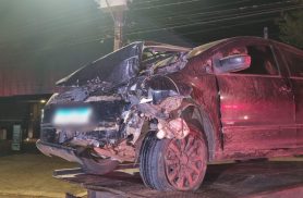 Acidente em Cascavel: motorista embriagada bate Fox contra árvore no Parque São Paulo e vai para a DP