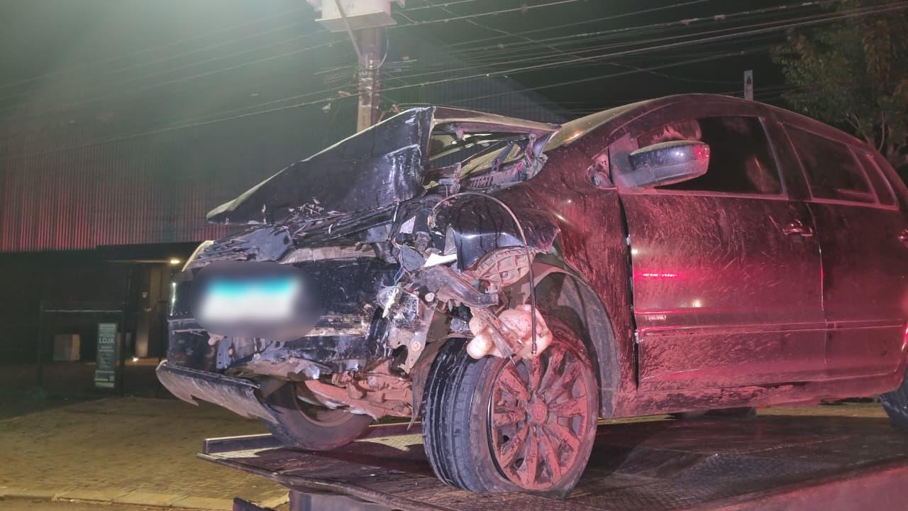Acidente em Cascavel: motorista embriagada bate Fox contra árvore no Parque São Paulo e vai para a DP