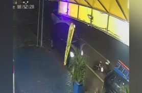Câmera flagra momento em que adolescente de moto elétrica cai após porta de carro ser aberta