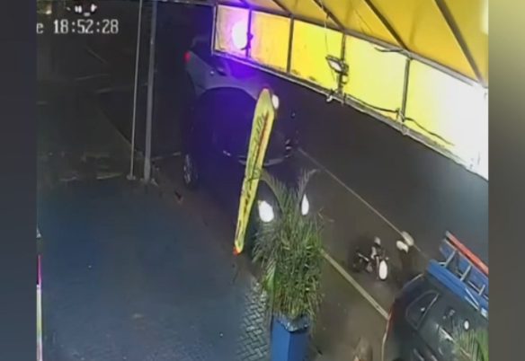 Câmera flagra momento em que adolescente de moto elétrica cai após porta de carro ser aberta