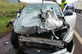 Carro fica com a frente destruída após colisão com caminhão na BR-369