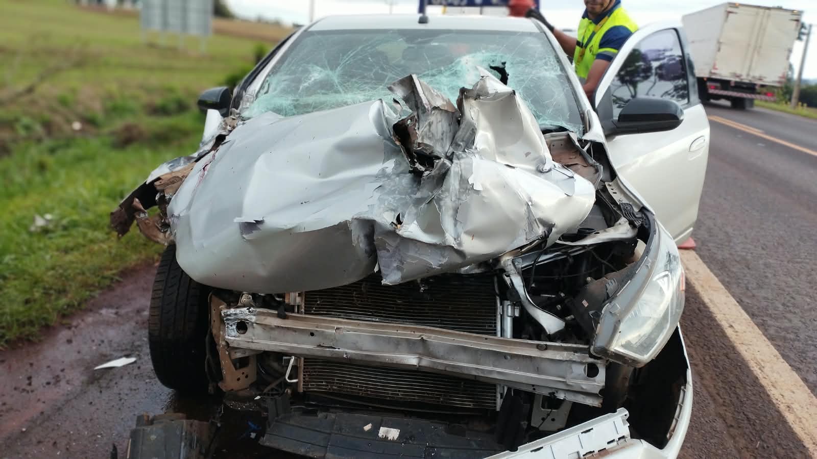Carro fica com a frente destruída após colisão com caminhão na BR-369