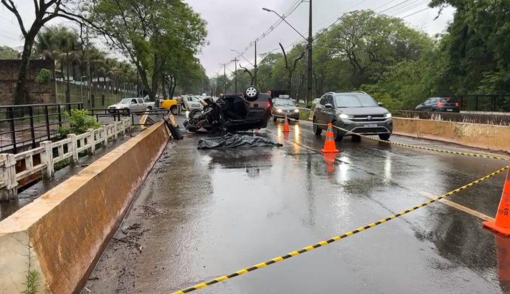 Imagem referente a Carro bate contra estrutura de concreto, capota e motorista morre na Avenida Tancredo Neves em Foz do Iguaçu