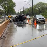 Imagem relativa a Carro bate contra estrutura de concreto, capota e motorista morre na Avenida Tancredo Neves em Foz do Iguaçu