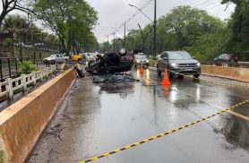 Carro bate contra estrutura de concreto, capota e motorista morre na Avenida Tancredo Neves em Foz do Iguaçu