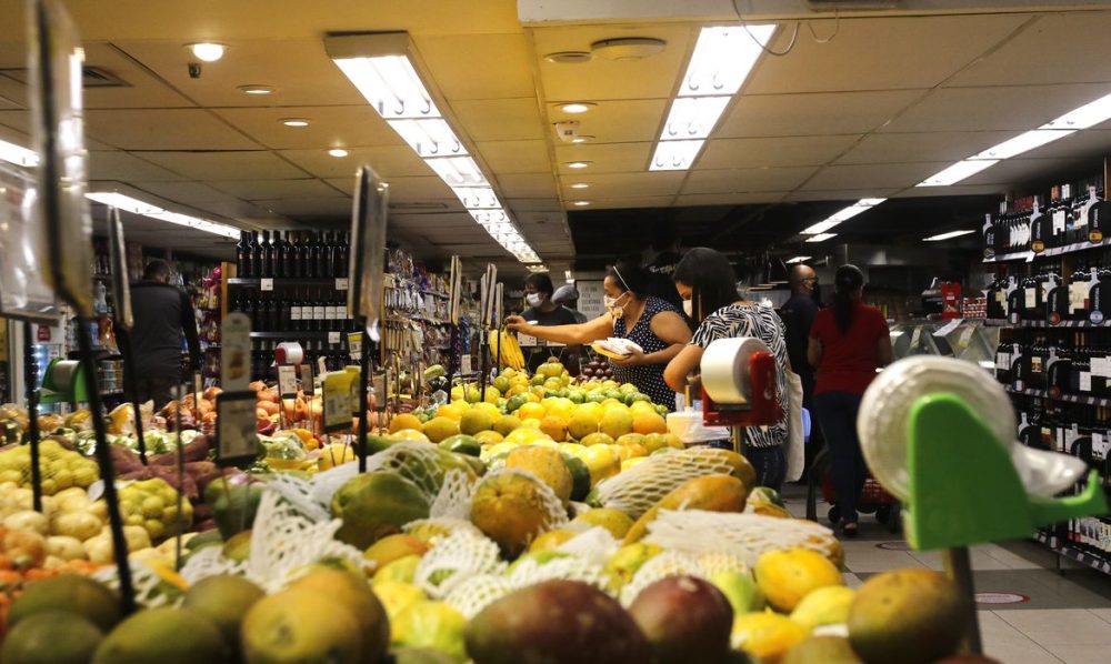 Imagem referente a INPC, inflação que corrige salários, acumula 4,29% em 12 meses