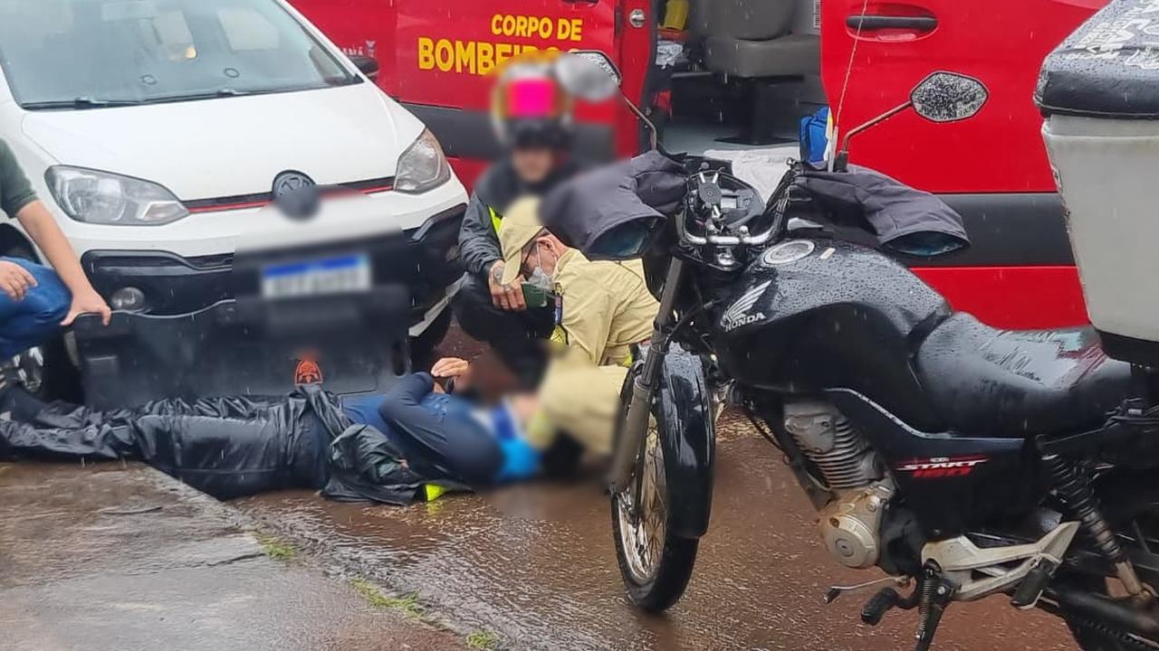 Motociclista sofre fratura aberta após colisão na Rua Domiciano Theobaldo Bresolin