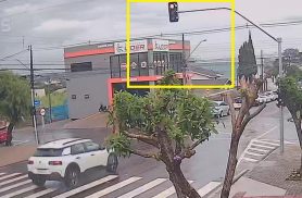 Câmera flagra veículo avançando sinal vermelho antes de colisão no Coqueiral