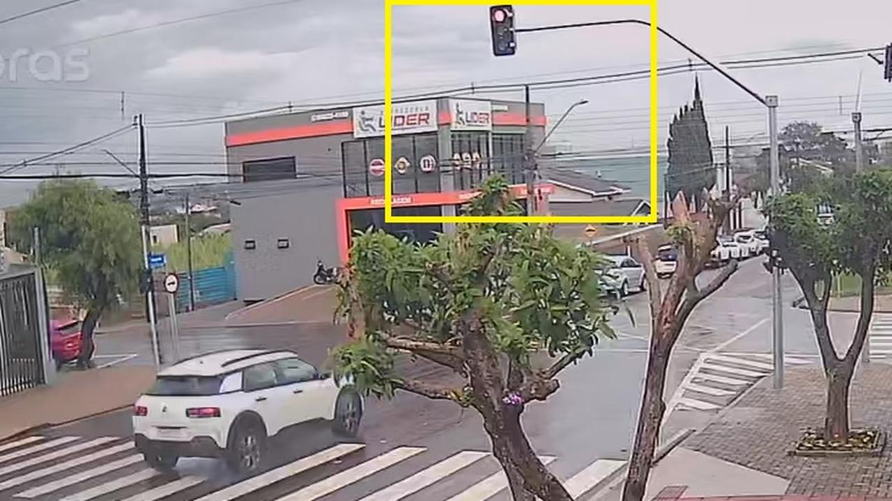 Câmera flagra veículo avançando sinal vermelho antes de colisão no Coqueiral