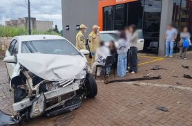 Carros batem em cruzamento com semáforo no Bairro Coqueiral