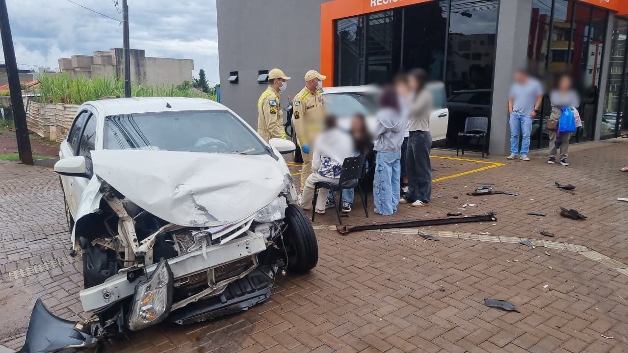 Carros batem em cruzamento com semáforo no Bairro Coqueiral