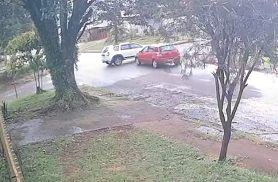 Câmera flagra colisão entre Duster e Agile em cruzamento no Jardim Clarito, em Cascavel