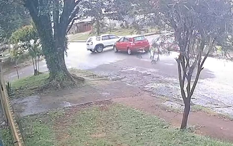 Câmera flagra colisão entre Duster e Agile em cruzamento no Jardim Clarito, em Cascavel