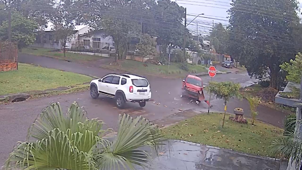 Por outro ângulo: Veja forte colisão entre Duster e Agile