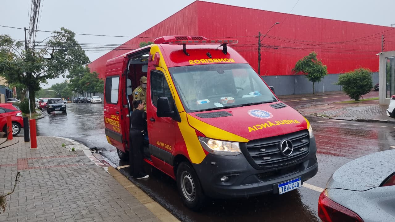 Carro e caminhão batem na Rua Flamboyant esquina com Rua Pernambuco