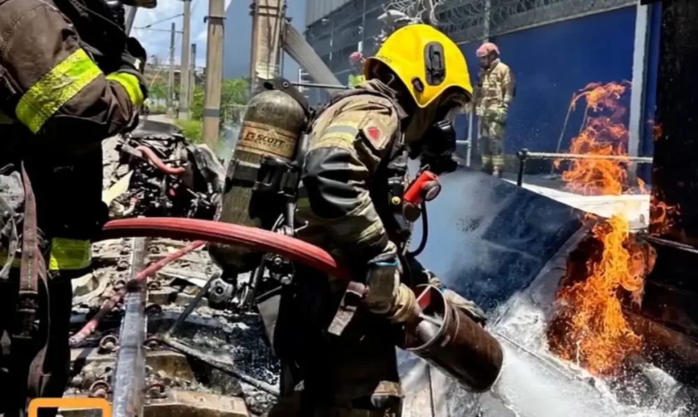 Imagem referente a Piloto morre após queda de avião em pátio de manutenção do metrô de BH