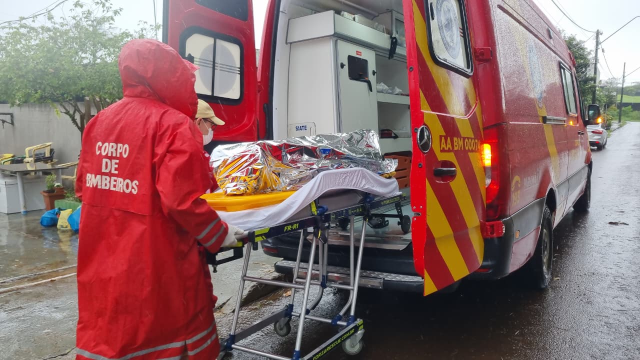 Idosa sofre queda enquanto limpava casa no Bairro Cataratas