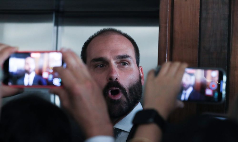 Imagem referente a Eduardo Bolsonaro consta em lista de pena pendente de cumprimento