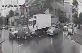 Câmera registra Agile furando preferencial, batendo em caminhão e atingindo outro carro em Cascavel