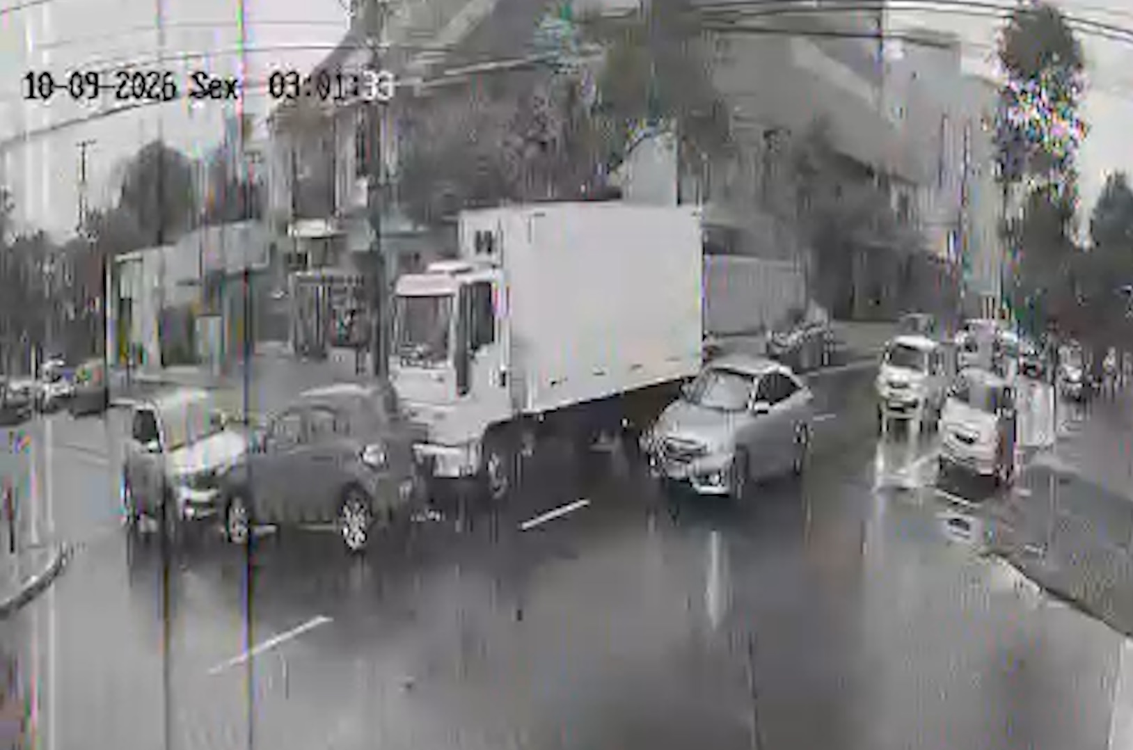 Câmera registra Agile furando preferencial, batendo em caminhão e atingindo outro carro em Cascavel