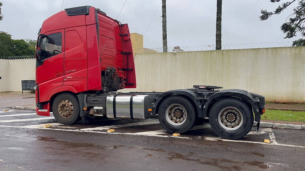 Caminhão com alerta de furto é recuperado pela PRF, em Cascavel