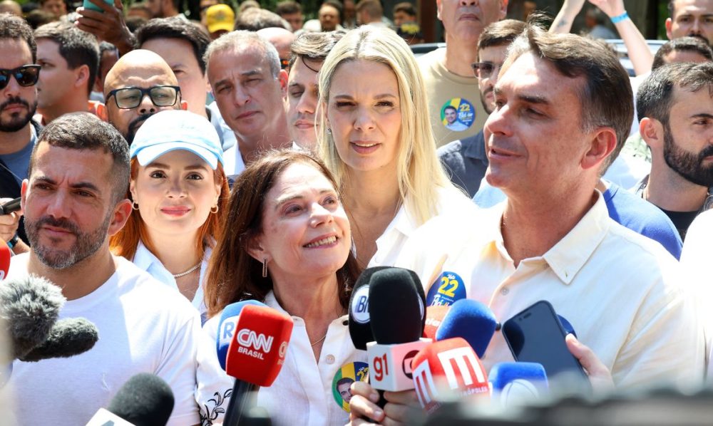 Imagem referente a Flávio Bolsonaro diz que vai manter Bolsa Família e Farmácia Popular